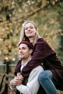 confiance et bonheur dans le jeune couple