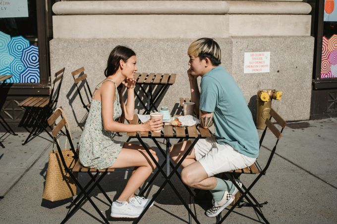 couple qui discute de son avenir, de sa relation