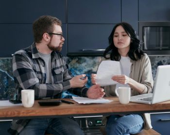Couple qui réfléchit à l'engagement du mariage