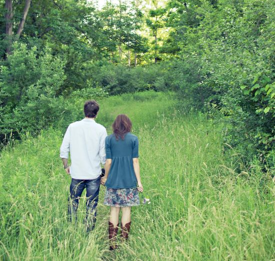 jeune couple sur le chemin construit sa vie