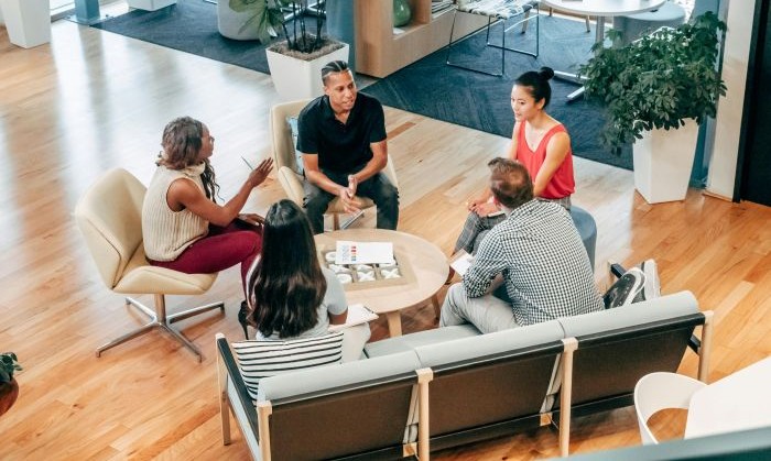 discussion en famille sur la fête du mariage