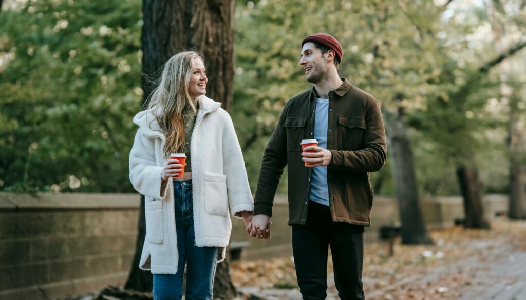 jeune couple epanoui par le dialogue et la proximite