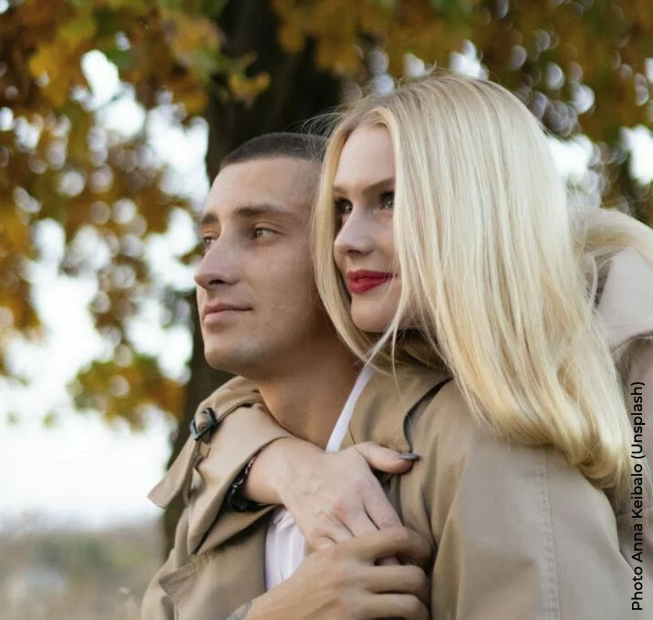 Couple épanoui qui regarde dans la même direction