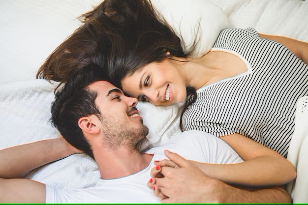 couple qui se tient la main et se regarde