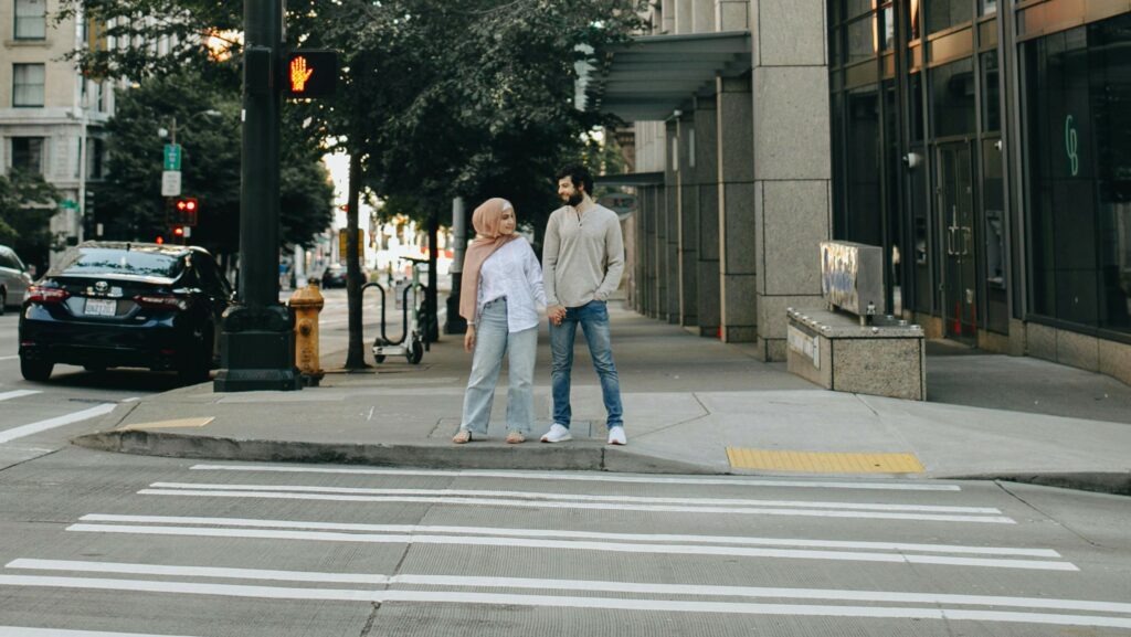 couple qui traverse la route ensemble
