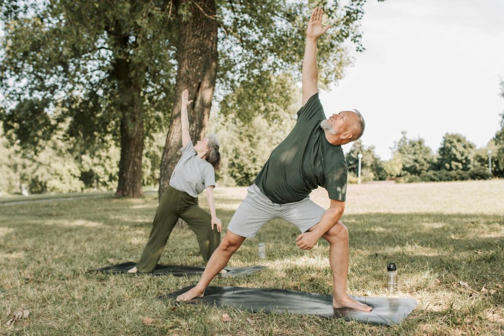 couple en connexion et confiance qui fait du yoga