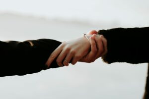 les mains se serrent et se rejoignent lors du pardon dans le couple