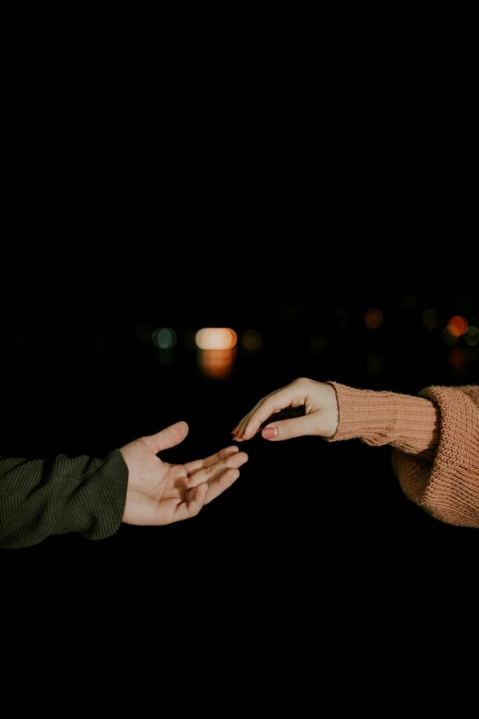 Les mains d'un couple se rejoigne en signe d'apaisement, de pardon.