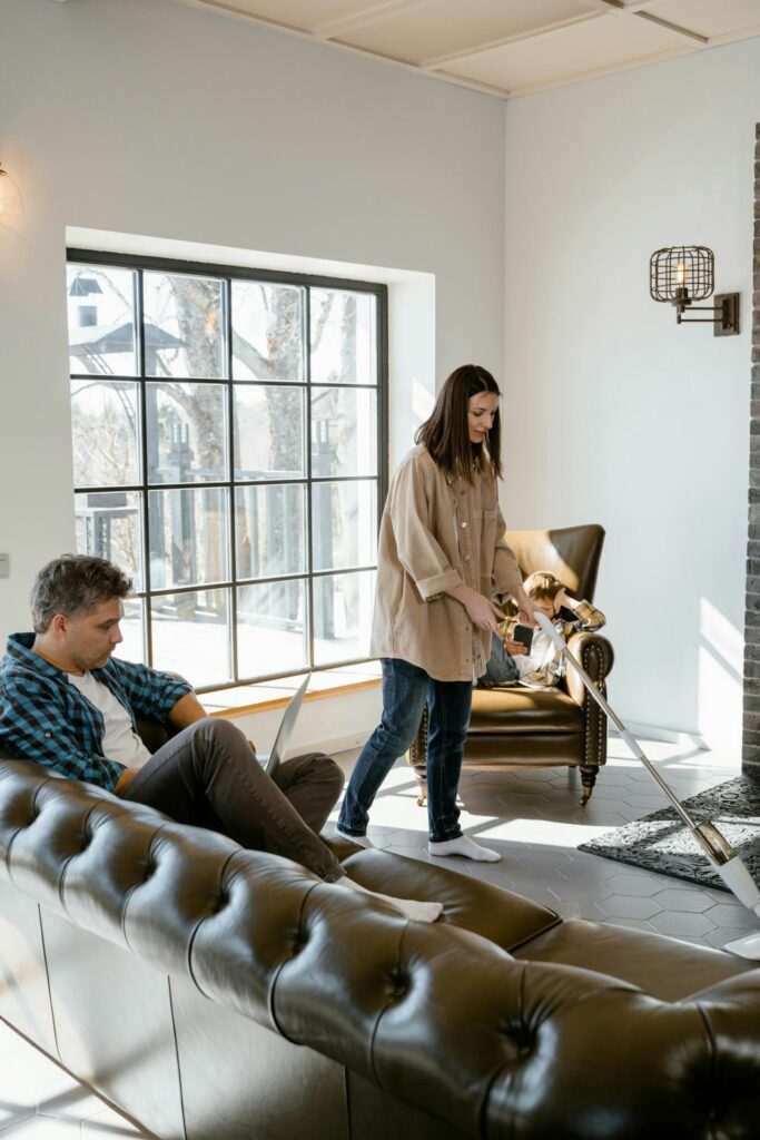Le couple est parfois inégal face à la charge mental et aux taches à la maison. Cela engendre des frustrations ou disputes.