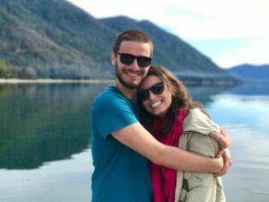 Un couple heureux et complice qui vit la confiance en couple grâce aux clés de l'amour durable