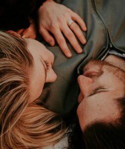 le couple peut être amoureux et ne pas être dans la confiance.